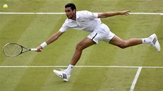 NÁBH K SÍTI. Victor Hanescu v prvním kole Wimbledonu.  