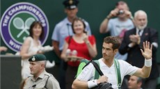 PICHÁZÍ OBHÁJCE TITULU. Andy Murray pichází na centrální kurt ve Wimbledonu