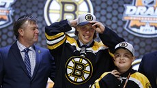 David Pastrňák při draftu NHL pózuje v dresu Bostonu. 