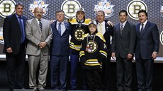 David Pastrák pi draftu NHL pózuje v dresu Bostonu. 