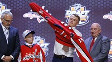 Jakub Vrána pi draftu NHL obléká dres Washingtonu. 