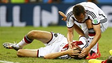 Nmecký útoník Miroslav Klose se ptá Thomase Müllera, který má roztrené...