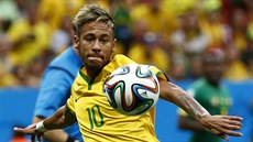 Brazilský útočník Neymarse chystá ke střele.