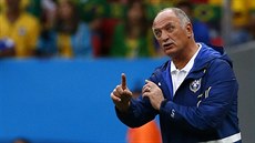 Brazilský trenér Luiz Felipe Scolari diriguje b�hem zápasu své sv��ence.