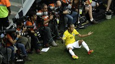 Brazilský útoník Neymar se diví, e rozhodí neodpískal faul.