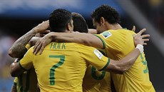 Brazilští fotbalisté se radují ze vstřeleného gólu.