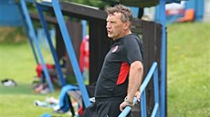 Trenér Miroslav Beránek sleduje fotbalisty Slavie pi tréninku.