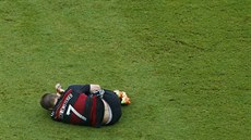 Nmecký záloník Bastian Schweinsteiger se svíjí na zemi po jednom ze souboj.