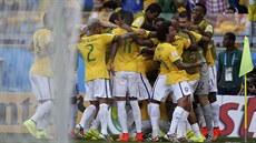 Brazilští fotbalisté se radují ze vstřeleného gólu.