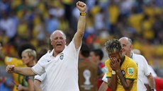 Brazilský trenér Luiz Felipe Scolari se raduje z postupu do čtvrtfinále...