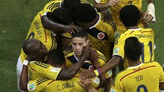 Kolumbijští fotbalisté se radují z gólu v osmifinále mistrovství světa.