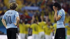 Uruguaytí fotbalisté smutn sledují kolumbijské oslavy.