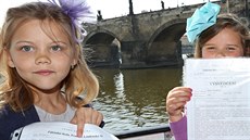 Prv�á�ci pra�ské �koly Londýnská dostali vysv�d�ení pod Karlovým mostem.