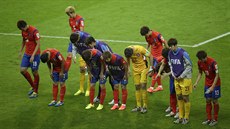 OMLOUVÁME SE. Korejští fotbalisté se po prohře 2:4 s Alžírském přišli omluvit...