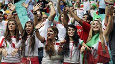 DÁMSKÁ PODPORA. Íránským fotbalistm drela palce v zápase proti Bosn i ada...