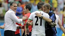 POSLEDNÍ SBOHEM. Kou� Carlos Queiroz (vlevo) se lou�í s rozhod�ími po zápase s...