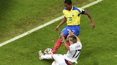 OKLIVÝ ZÁKROK. Ekvádorec Antonio Valencia (ve lutém) byl za faul na Francouze...