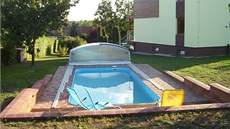 Bazén mohou majitelé díky zasteení vyuívat adu msíc v roce.