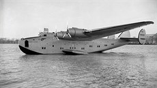 Letoun Boeing 314 s názvem Yankee Clipper. Práv tento letoun zahájil...