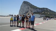 Závodníci pod gibraltarskou skálou