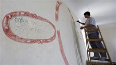 Restaurátorka Lucie Petrová p�i obnov� fresek v ostrovském kostele sv. Jakuba...