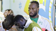 Yaya Touré, Kolo Touré a Didier Drogba (zleva) z Pobeí slonoviny ped zápasem...
