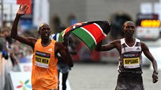 Geoffrey Ronoh (vlevo), vítz Olomouckého plmaratonu, a Wilson Kipsang, který...