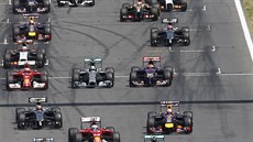 KE STARTU, PIPRAVIT...! Momentka ze zahájení Velké ceny Rakouska formule 1