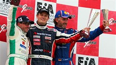 eský jezdec Adam Lacko (uprosted) slaví triumf v druhé jízd závodu ME...