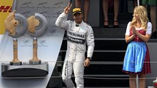 Lewis Hamilton z Mercedesu se raduje z druhé píky na Velké cen Rakouska