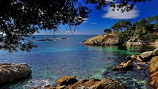 Skalnaté pobeí Costa Brava