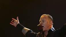 Lídr Metalliky James Hetfield na koncertu v Glastonbury (28. ervna 2014)