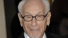 Eli Wallach na pedávání estných Oscar v roce 2010.