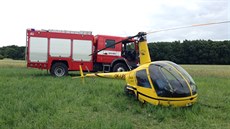 U Hlavence nedaleko Prahy a silnice R10 malý dvoumístný vrtulník (20. ervna...