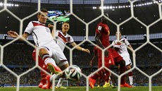 VYROVNÁNÍ NA 2:2. Německý útočník Miroslav Klose skóroval proti Ghaně hned po