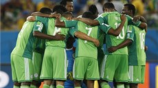 OBJETÍ. Nigerijtí fotbalisté ped zápasem s Bosnou.