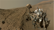 Autoportrt voztka Curiosity na Marsu v den vro jeho pobytu na rud planet. Fotografie vznikla z nkolika zbr upravench tak, aby nebylo vidt rameno, na kterm byl snma.
