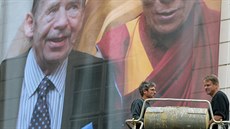Plachta s portréty bývalého českého prezidenta Václava Havla a tibetského...