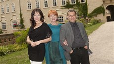 Tereza Kostková, Carmen Mayerová a Petr Kracik před zámkem Chyše