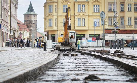 Oprava tramvajového kolejit v centru Plzn ztuje dopravní situaci.