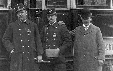 Revizor v praské mstské doprav  (vpravo) na snímku z roku 1910. Zpoátku