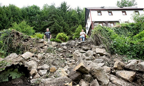 Pískovcový balvan, který váí 20 a 25 tun, proletl kolem 150 let staré...