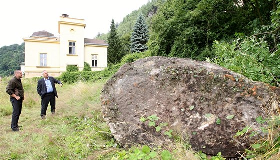 Pískovcový balvan proletl dva metry od 150 let staré roubenky, zboil plot,...