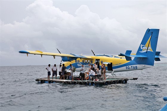 Na Maledivách pistává hydroplán asto ve vlnách rozboueného moe a turisté...