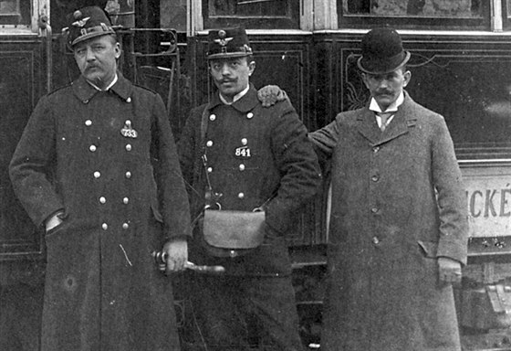Revizoi v tramvaji okolo roku 1910