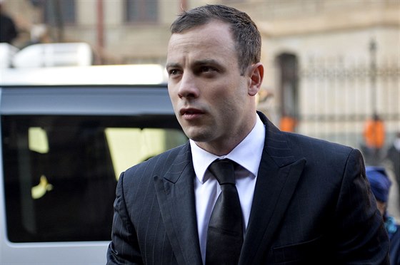 Oscar Pistorius se po msíci vrátil k soudu v jihoafrické Pretorii (30. ervna...