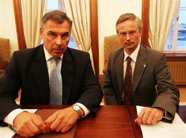 Marek �apák jako Vladimír Me�iar a Jaroslav Plesl coby Václav Klaus v dílu A�...