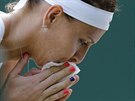 eská tenistka Lucie afáová smrká bhem osmifinále Wimbledonu.