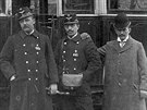 Revizor v pra�sk� m�stsk� doprav�  (vpravo) na sn�mku z roku 1910. Zpo��tku