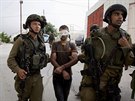 Izraelská armáda pi pátrání po poheovaných chlapcích.